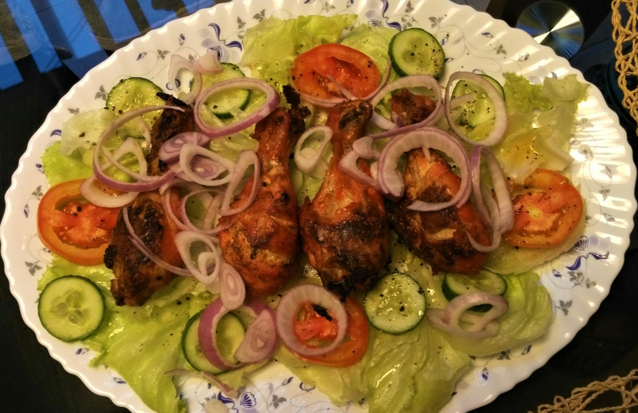 一位视频博主正在拍摄TikTok短视频，前景有相机、补光灯等专业设备