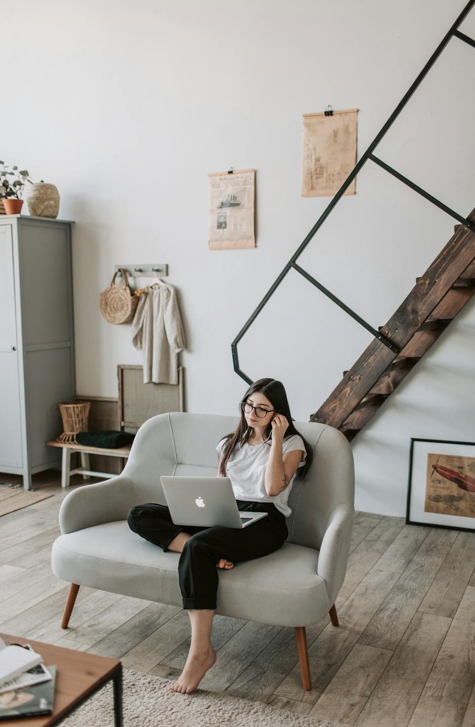 人们在移动设备上互动和消费数字内容的图像