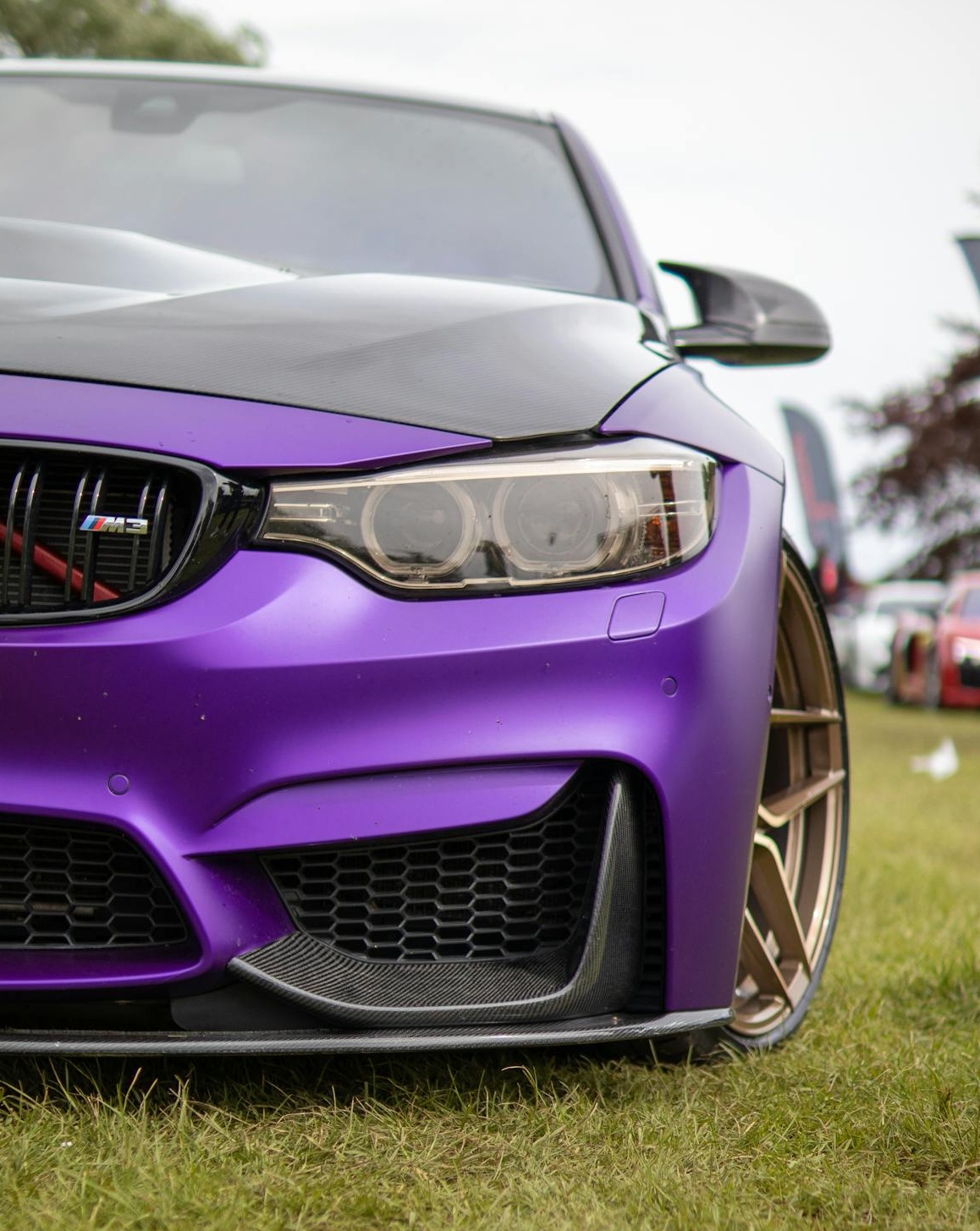 一个人正在策划内容策略的特写，旁边有便签和图表