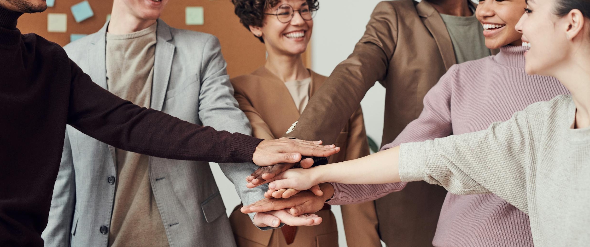 一群人在会议室中讨论营销策略，展示团队协作