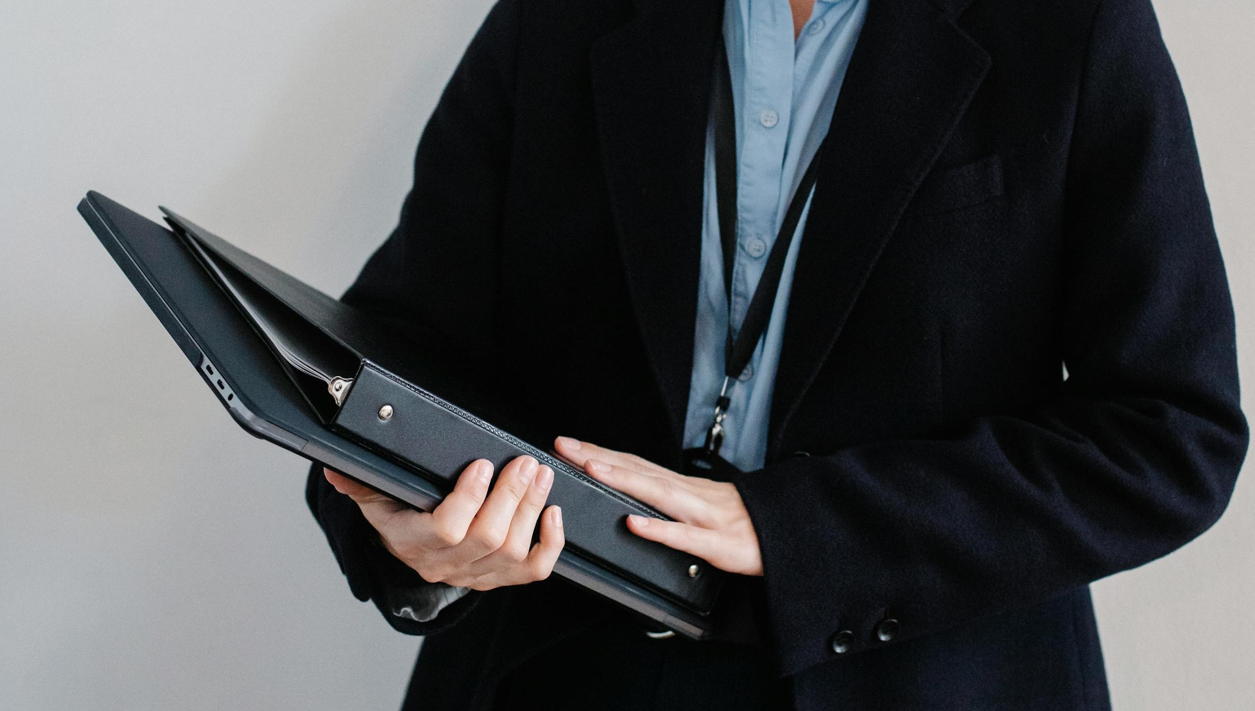 一个仪表板显示着增长趋势和分析数据，代表数据驱动的决策