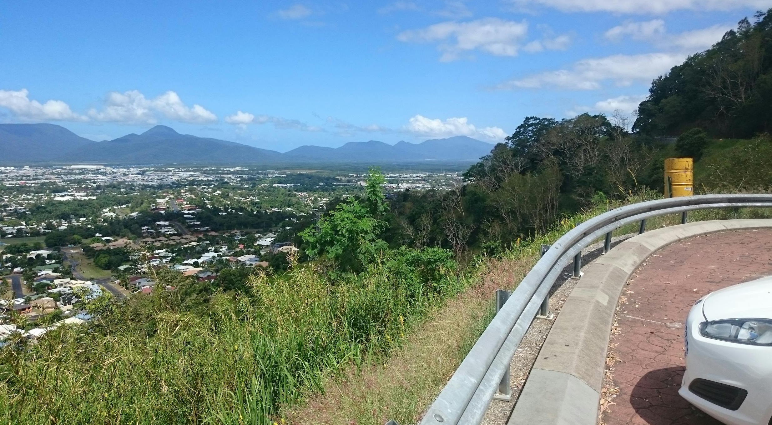 一个象征安全与可靠的挂锁图标，用于强调选择信誉服务商的重要性。