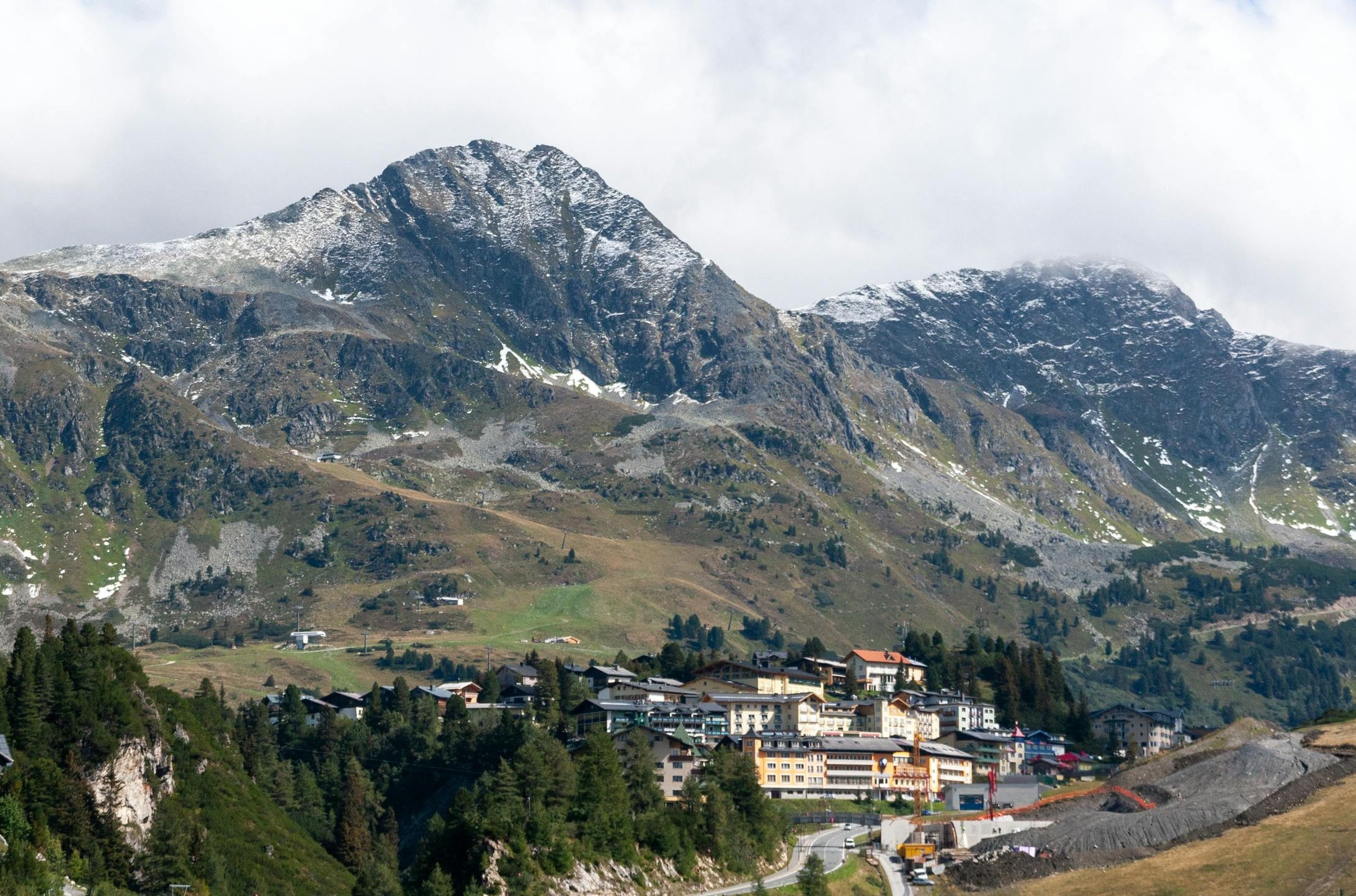 一个描绘成功增长与投资回报率的图表，钱币和箭头象征经济效益。