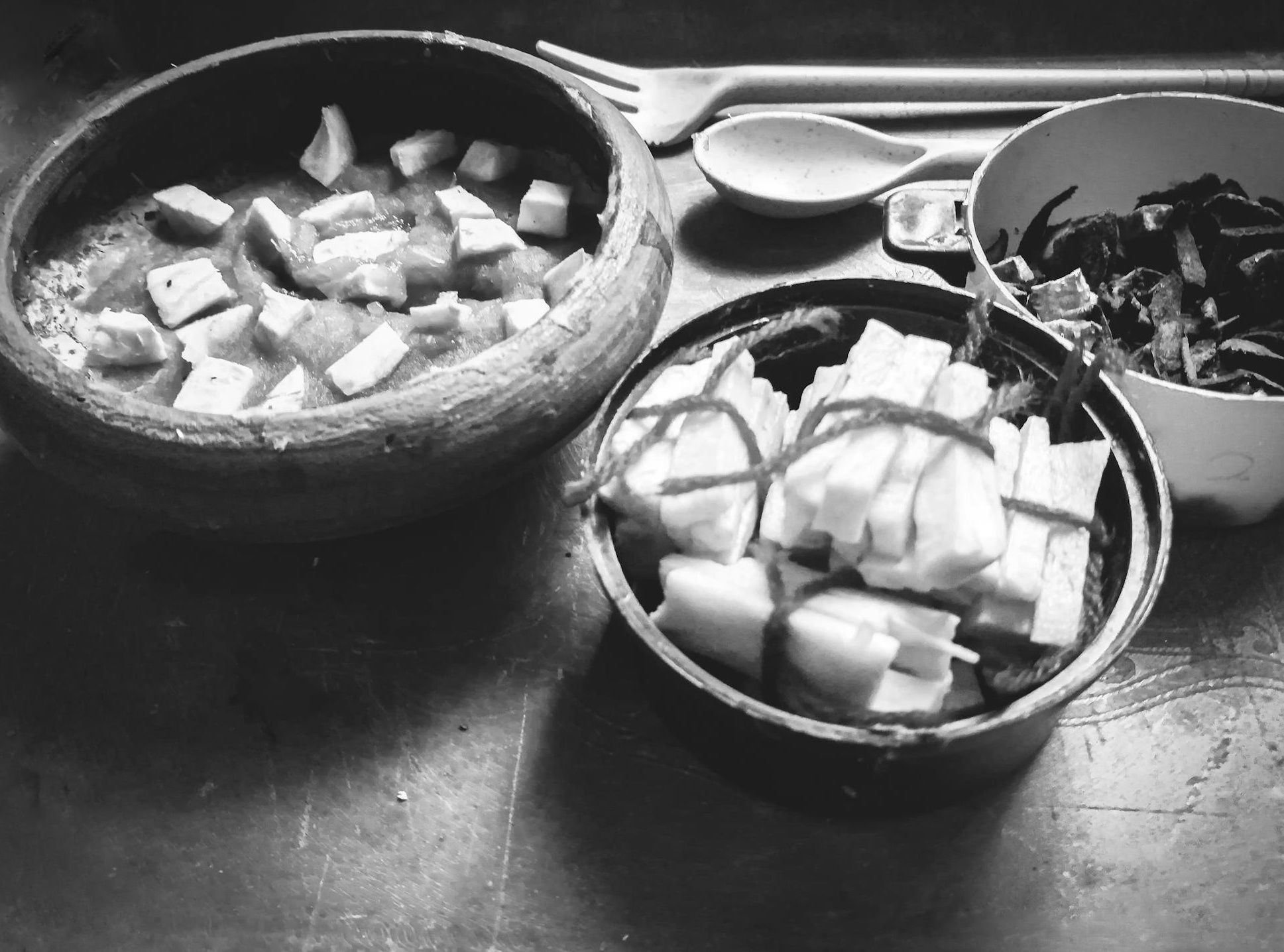 一只手拿着智能手机，屏幕上显示着社交媒体应用程序和点赞图标