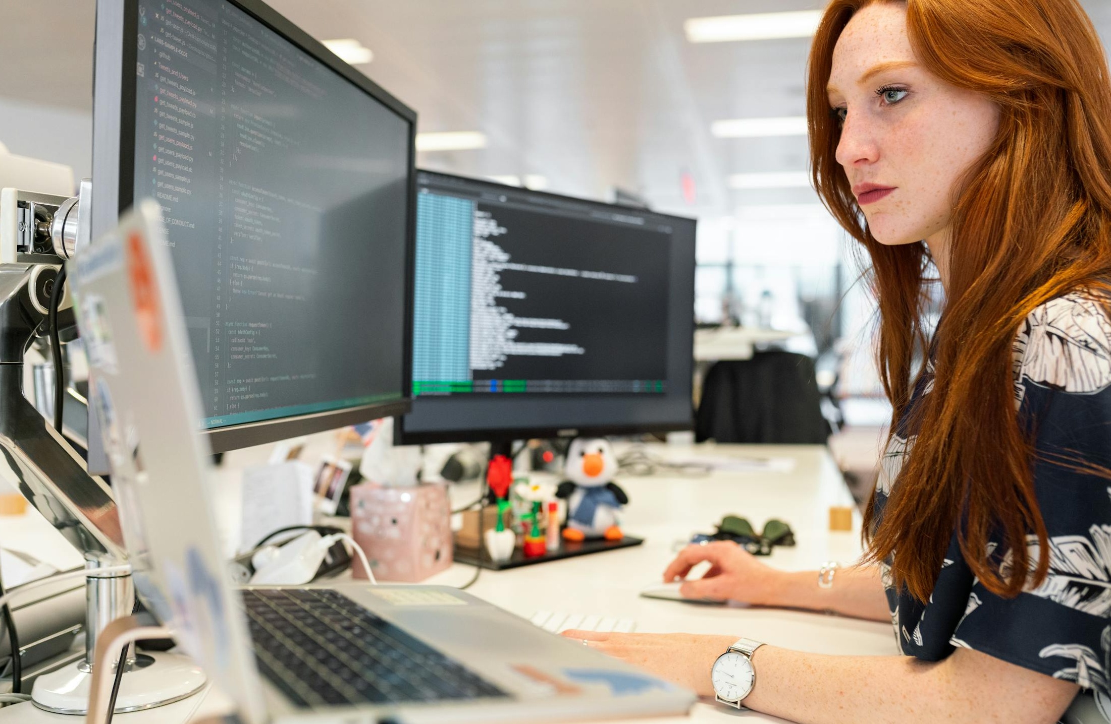 未来科技界面展示数据图表和创新理念，预示未来趋势